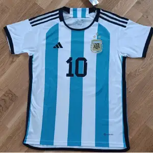 Säljer denna fotbollströja me Messi på ryggen. Uppdaterad me hela tre stjärnor över Argentinas emblem och överlag en döds snygg tröja, skick 10/10 me tags kvar! Perfekt för sommaren. Hör av dig vid intresse!