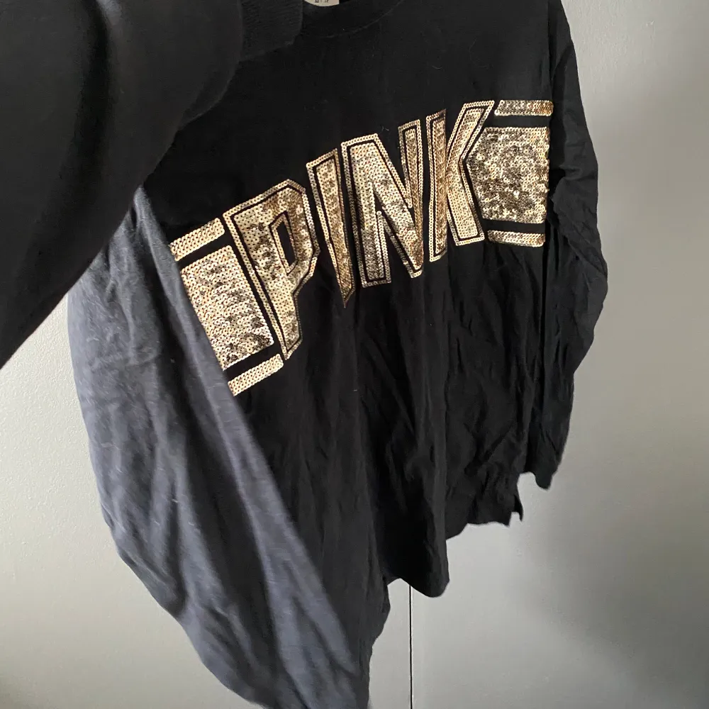 Victoria secret PINK tröja   Lite längre tunnare köpt i london . Hoodies.