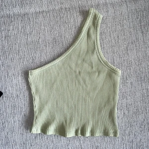 Na-kd tipp - Asymmetrisk topp i storlek XXS men passar även mig s brukar vara XS-S 