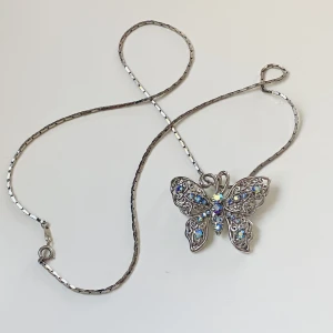 Halsband  - Vackert halsband med fjäril med gnistrande rhinestones  Okänt material 