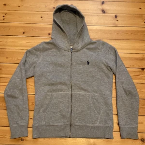 Polo Ralph Lauren zip hoodie  - En mycket fin Polo Ralph Lauren zip hoodie i mycket bra skick. Nypris 2200. Storlek S men funkar bra för Xs 