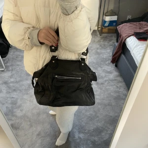 Väska  - En fin och välbevarad  skinnväska ❤️ skriv för frågor eller funderingar, äkta skinn 