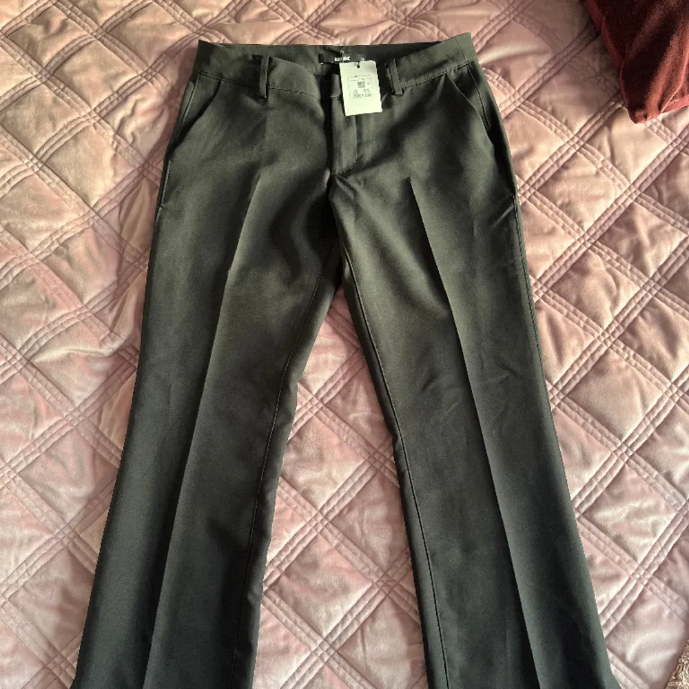 Low waist kostymbyxor från Bikbok i modell  VERA i storlek 38 (bootcut) Helt oanvända!! . Jeans & Byxor.