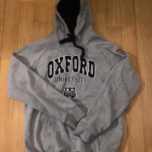 Oxford hoodie - Finns även i röd, kan få 2 för ett bra pris