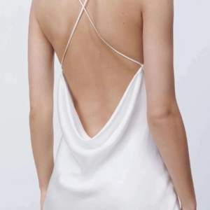 Säljer min vita satin klänning från Zara som aldrig används, därav nyskick. Klänningen är slutsåld, nypris 399. Mitt pris 299!💞 storlek M