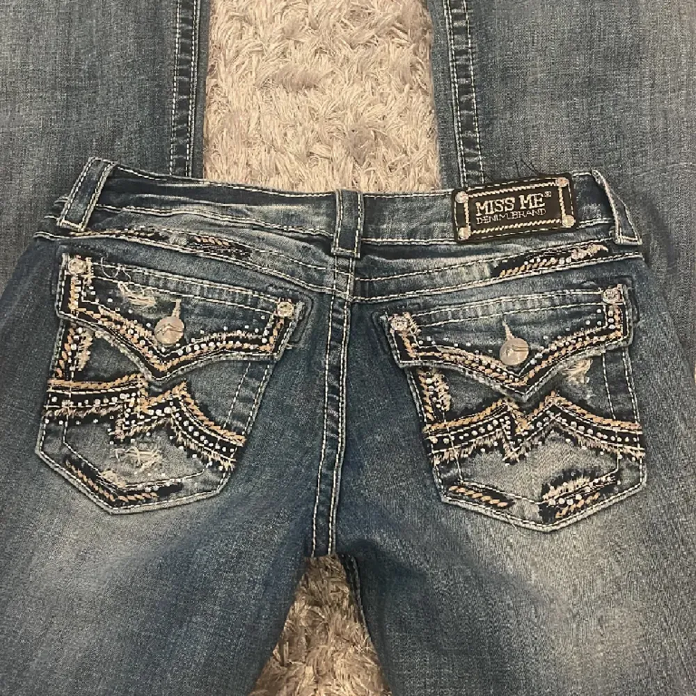 Säljer dessa jätte snygga jeans från miss me! Bra kvalitet och jätte trendiga💕. Jeans & Byxor.