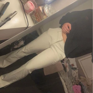 slutsålda kostymbyxor - säljer dessa slutsålda byxor i modellen ”vera” från bikbok. De är lågmidjade och har en slit vid foten. Byxorna är uppsydda för att passa mig som är 162. Sitter mer som en 36 enligt mig💕 skriv för bättre bilder och ge gärna egna prisförslag