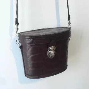 Läder väska - Köpt secondhand i bra skick. Lång axelrem som går att justera! 