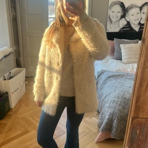 Fluffig jacka  - Fluffig jacka från topshop, den är i stolek 38 (M), men passar även 36 (S)  
