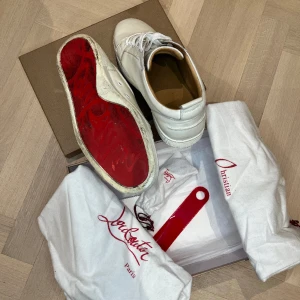 Christian Louboutin 48 - Jag säljer dessa riktigt stiliga skor i storlek 48! Verkligen stiliga och passar med mer eller mindre allt. Hör av dig vid intresse. Priset går alltid att fixa vid paketpris eller snabbaffär. Pris: 1500kr