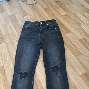 Jeans  med hål i  storlek 36 Står på bild 2 vad de är för pass form 