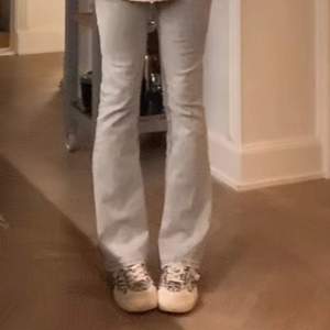 Ett par super snygga ljus gråa lågmidjade flared jeans! Midjemått rakt över: 36, Innerbenslängd: 80. Använd gärna köp nu!