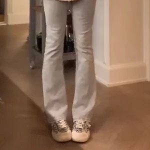 Lågmidjade jeans - Ett par super snygga ljus gråa lågmidjade flared jeans! Midjemått rakt över: 36, Innerbenslängd: 80. Använd gärna köp nu!