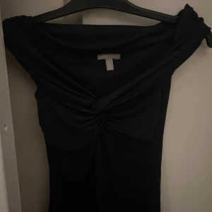 Hm topp - Säljer denna mörkblåa topp från hm, mycket bra skick. Pris kan diskuteras! 💞💞💞💞