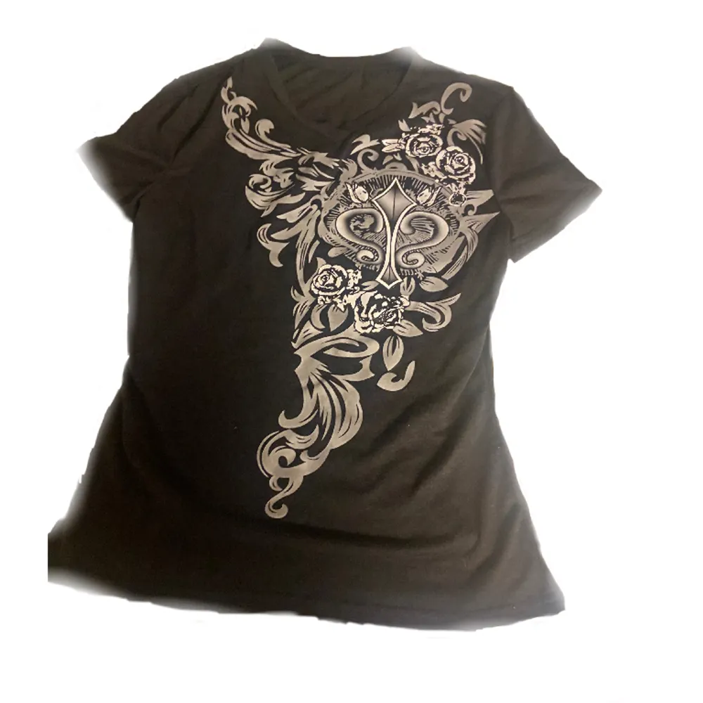 Knappt användt, som ny😍 jättesnygg y2k liknande tröja, säljer för att den inte kom till användning‼️. T-shirts.