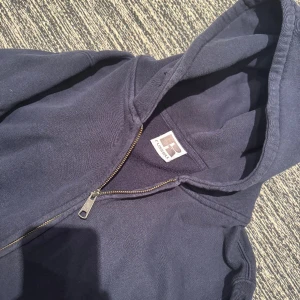 Vintage Rusell hoodie  - Säljer denna magiska vintage Rusell hoodie i en mörkblå färg! Inga hål eller defekter alls. Storlek Xs