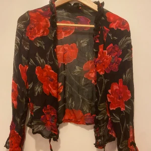 Söt kofta/blus - Kan användas knäppt med knappar eller uppknäppt med snörningen. Fint meshtyg🥺