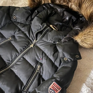 Tommy Hilfiger  - Vinterjacka från Tommy Hilfiger (Dam) i Stolek S. Mycket fint skick 9/10. Inga fläckar eller skador. 