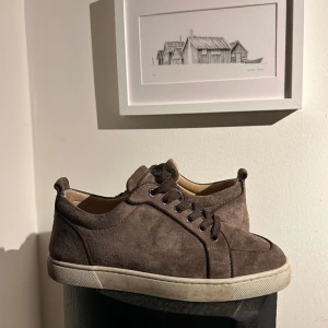 🥇Christian Louboutin🥇 - Tja, säljer nu mina Christian Louboutin skor 9/10 i storlek 40 passar 41 (26cm) jag köpte dem på Vestire och finns äktighetsbevis. En dustbag hänger även med vid köp. Lite skitiga men tvättar dem så de är rena vid köp Hör av er vid minsta fundering🙌🤩