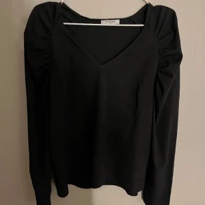 blus  - svart v ringad blus med puffärm från pieces❣️den är knappt använd, bra skick och storlek Small 