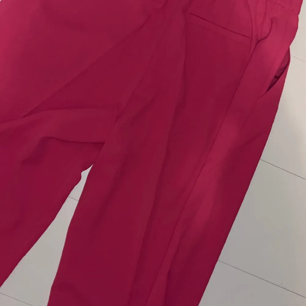 Rosa kostymbyxor från sisterpoint💞Aldrig använda bara hängt i en garderob i månader. Nypris 699kr. Jeans & Byxor.