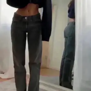 Mörkgrå low waist jeans straight i modellen slut på hemsidan❤️‍🔥(små i storleken!!!) lånade bilder