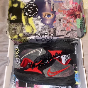 Nike kyrie low 4 - Ett par kyrie irving basket skor i modell Low 4. Aldrig använda bara testade då dessa var för små. Allt OG medföljer. Nypris 1500-1800kr. Pris går att diskuteras!