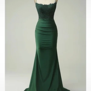 Balklänning  - Säljer denna superfina mörkgröna balklänning. Köpt här på Plick och då var den endast använd en gång. Endast testad av mig men passade inte riktigt som jag ville så väljer att sälja den vidare☺️ hör av dig om du vill ha fler bilder eller frågor