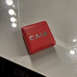 CAIA blush som endast är testad. Säljer eftersom jag tycker den är för lik blushen som är i caias sassy palett. Ny pris 265kr
