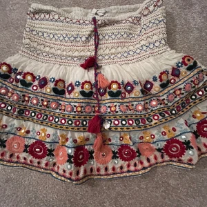 Zara kjol xs - Säljer denna jätte populära zara kjolen som inte går att köpa längre💗