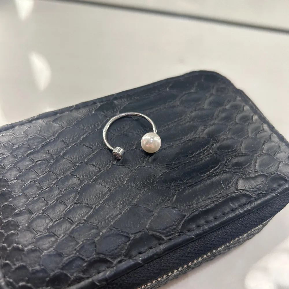 Nu säljer jag min fina justera ring ifrån Edblad. Super fin ring med en pärla och Sten. Ringen är i silver och ser väldigt lyxig ut. Köparen står för frakt pris kan diskuteras . Accessoarer.