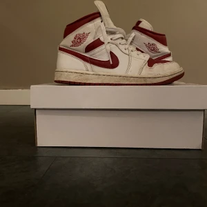 Air Jordans KAN TRADE - Hej jag säljer nu mina äkta Jordans eftersom att dom har blivit för små jag har använt dom ett fåtal gånger kan hämtas i Borås hör av er om ni är intresserade kan diskutera om priset 