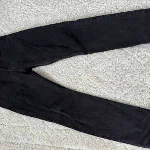 Weekday Jeans svarta - Svarta Weekday Jeans 