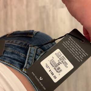Äkta TR jeans från deras hemsida! Original pris 1600, prislapp finns kvar! Endast testade! 💕 Storlek 28 passar S/M, väldigt stretchigt tyg!