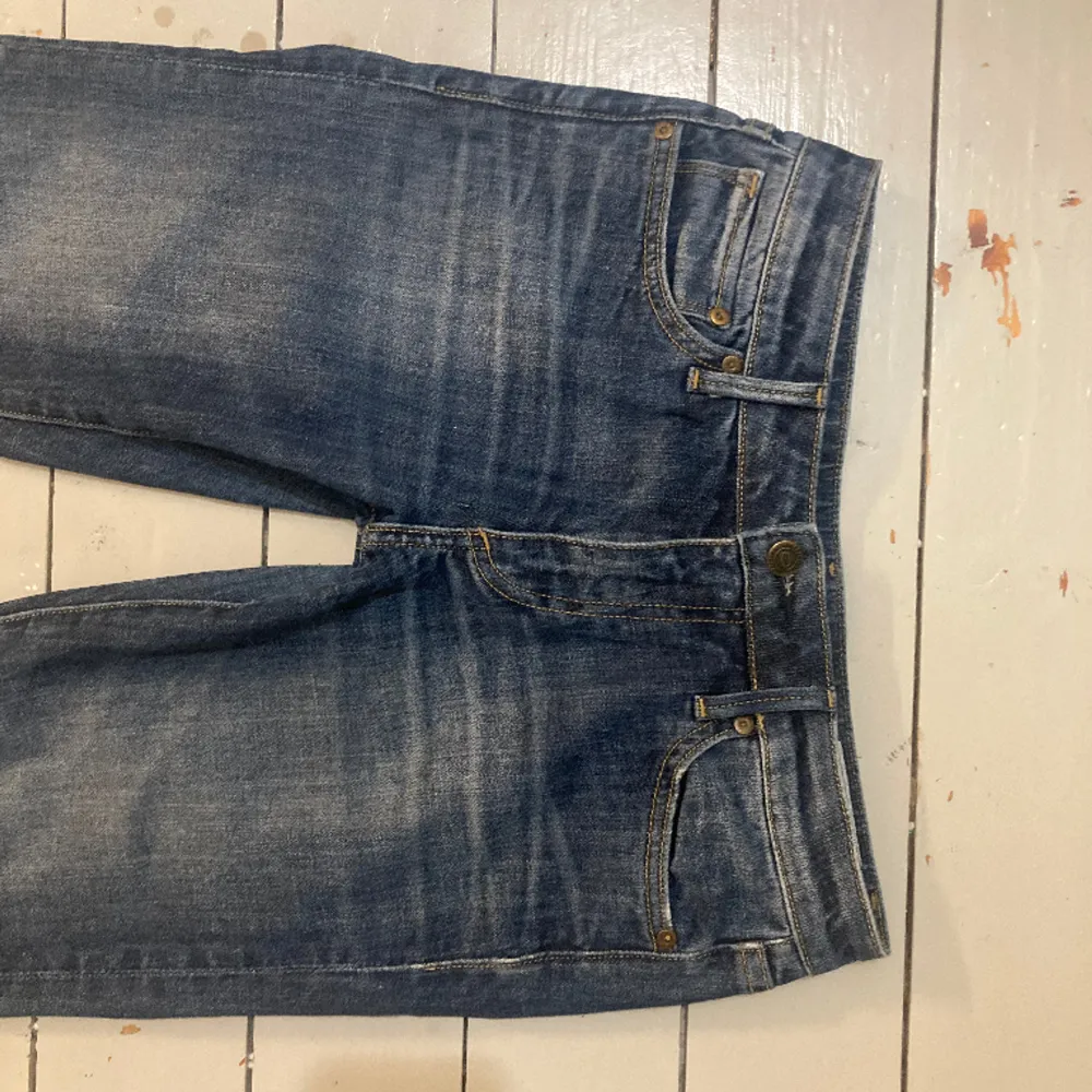 Säljer mina supersnygga vintage Bootcut lågmidjade jeans. Passar mig som har xs/S Stl 28/33 som motsvarar S/xs. Superskick! Priset är diskuterbart. Hör av er för fler bilder eller info❤️. Jeans & Byxor.