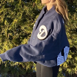 DONCARE (AFGK) Collage jacket - DONCARE (AFGK) "CITY VIEW COLLAGE JACKET" - NAVY BLUE, endast använd ett fåtal gånger. Nypris $149,99 (1575kr), skriv prisförslag<3