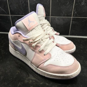 Nike Jordans - Säljer mina älskade rosa och lila jordans i storlek 38💖 använda varsamt och säljer pågrund av att jag inte får användning för dem!