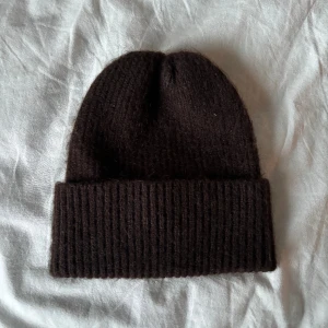 Mössa - Superfin mössa från Lindex som tyvärr inte kommer till användning. Endast testad💕