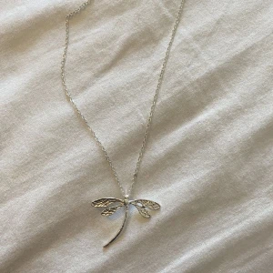Silver trollslända halsband - Säljer detta superfina silvriga trollslända halsbandet! Som är rätt fin i skicket, förutom att knäppet är sönder därav priset!❣️tryck gärna på köp nu  Osäker på om de är rostfritt stål eller inte!