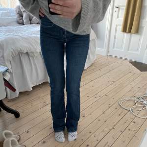 Jättefina low waist, vintage jeans från märket Crocker. Midjemått 66cm Innerbenslängd 81cm Dem är stressiga och skulle passa en vanligtvis xs-s