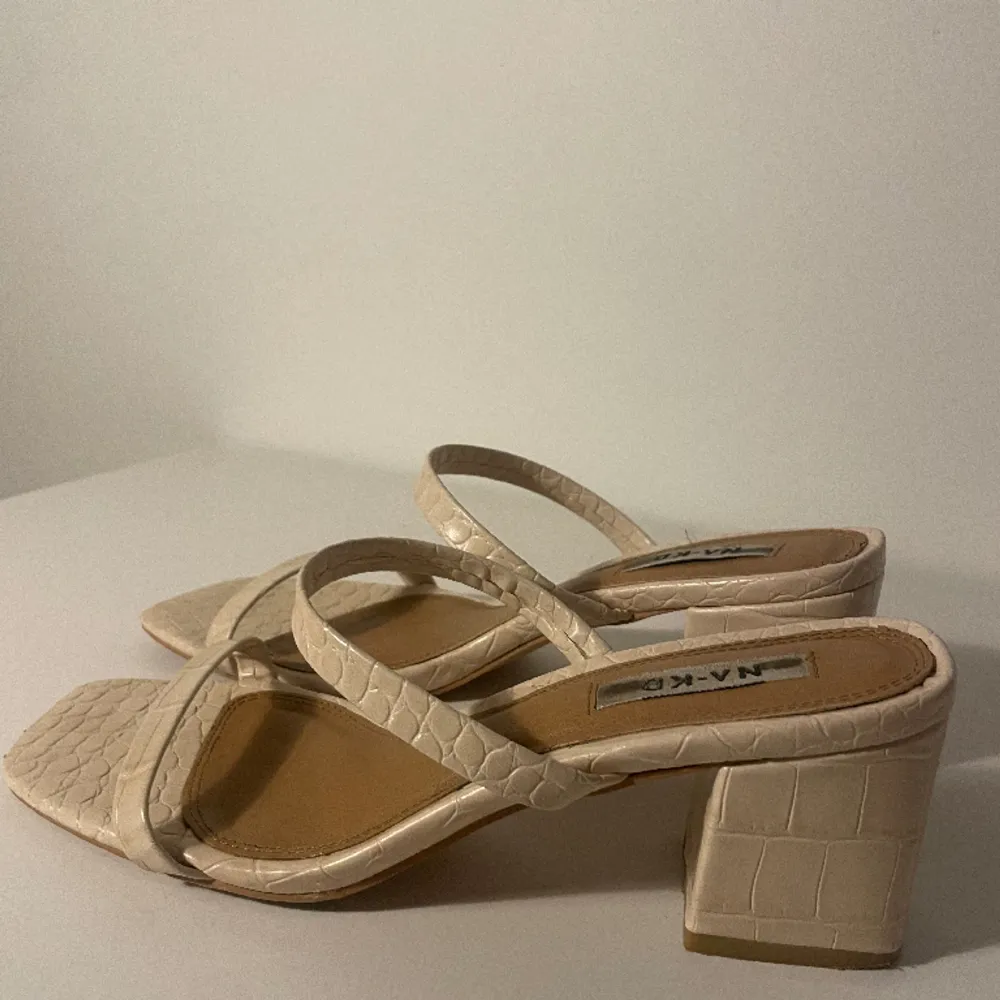 Super söta beige sandaler med klack från NA-KD.. Skor.