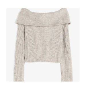 Off shoulder tröja - Jag säljer denna fina off shoulder tröjan:) Spm bara är bara är använd en gång🥰