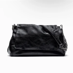 Väska zara - Säljer denna eftertraktade väska från zara som är suuuper rymlig. Den har använts men har inga tecken på användning/ skador osv. Orginal pris är 399kr. Hör av er vid frågor eller tryck gärna på köp nu 😊💓