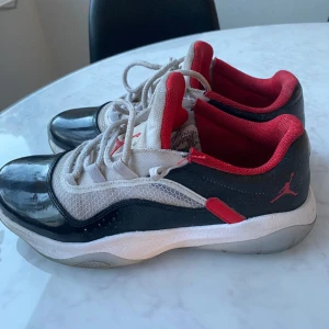 Jordan 11 low cmft  - Skor har använts 