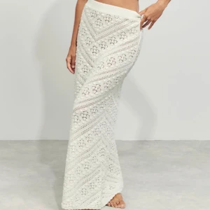 Vacker långkjol - Säljer min jättesöta långkjol med mönster & knappt använd, den är från Gina Tricot i st S. Jättefin nu till sommaren. 