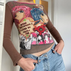 Graphic långärmad  - Brun långärmad graphictee med manga motiv 💗Från barnavdelningen på Kappahl i storlek 170 men passar perfekt till S🤭