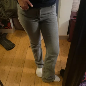 Gina Jeans  - Gråa jeans från Gina i stl 40 och passsr stl 38. Köptes för 499kr. Använder inte längre, säljs för 150kr. 