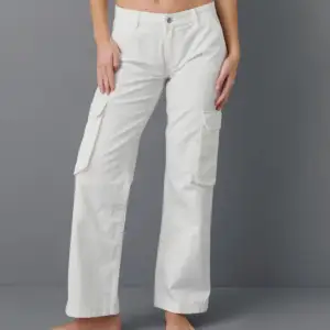 Low waist cargo jeans från Ginatricot. Endast använda 1 gång. Nypris 499