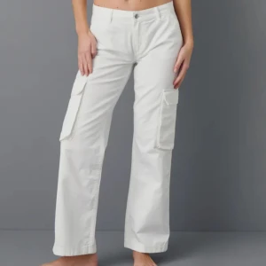 Low waist cargo jeans - Low waist cargo jeans från Ginatricot. Endast använda 1 gång. Nypris 499