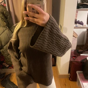 Brun stickad tröja na-kd  - Super fin brun tröja från na-kd i storlek S/M.  Säljer för 200kr